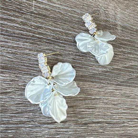 WhiteādropāearringsāA230 - Picture 3 of 4